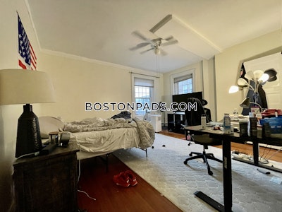 Brookline 3 Bed 1 Bath BROOKLINE- NORTH BROOKLINE $4,650  Boston University - $5,250