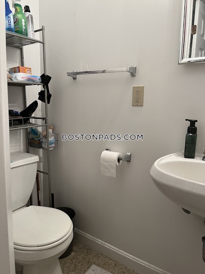 Brookline Quaint studio 1 Bath on Beacon St  Boston University - $1,995